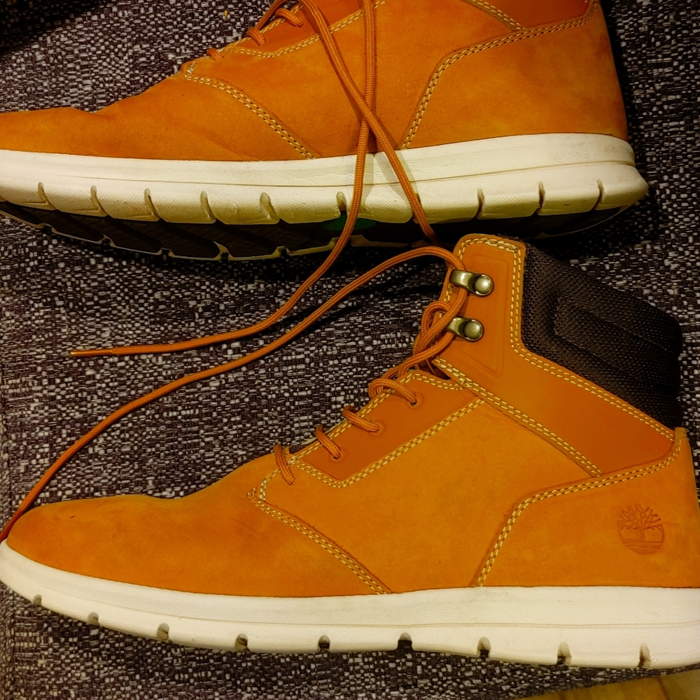 Size 10 men's TIMBERLAND boot (like new)